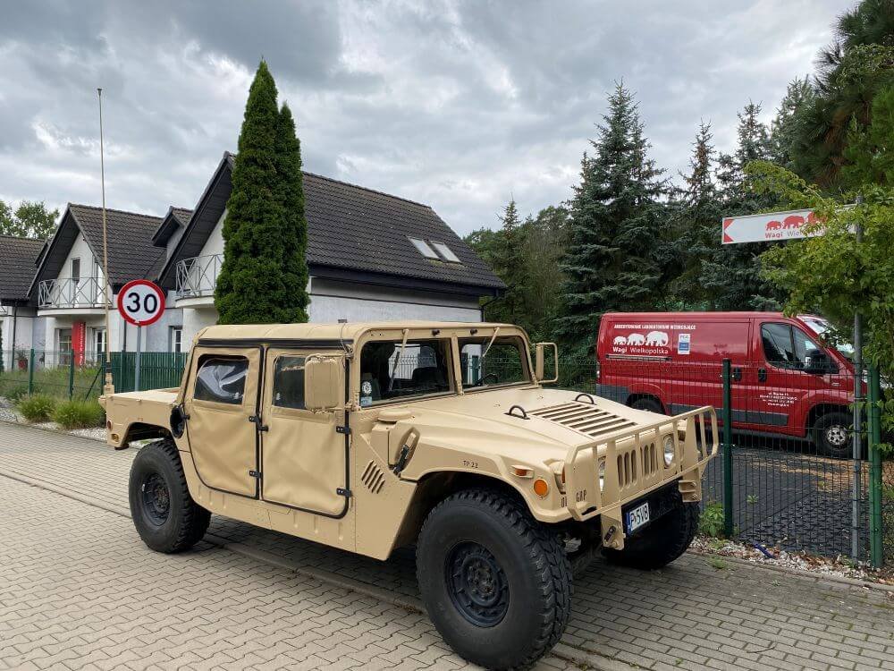 Samoch&oacute;d terenowy Hummer przed siedzibą Wagi Wielkopolska &ndash; zdjęcie firmowe w kontekście branży automotive.