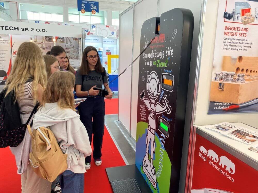 Kosmiczne ważenie na stoisku WAGI WIELKOPOLSKA &ndash; odwiedzający sprawdzają swoją masę i siłę uścisku dłoni na interaktywnym stanowisku.