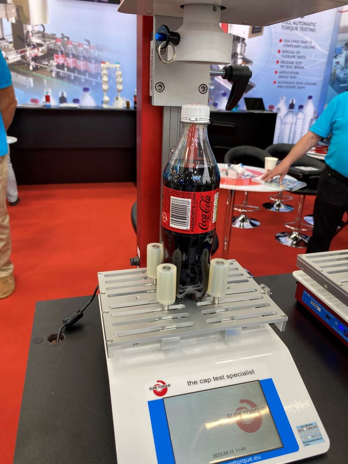 test momentu obrotowego butelki Coca-Cola