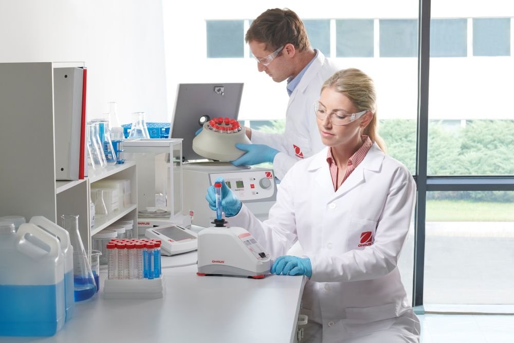 Praca w laboratorium &ndash; pipetowanie, wir&oacute;wka i nowoczesny sprzęt laboratoryjny OHAUS dostępny w ofercie WAGI WIELKOPOLSKA