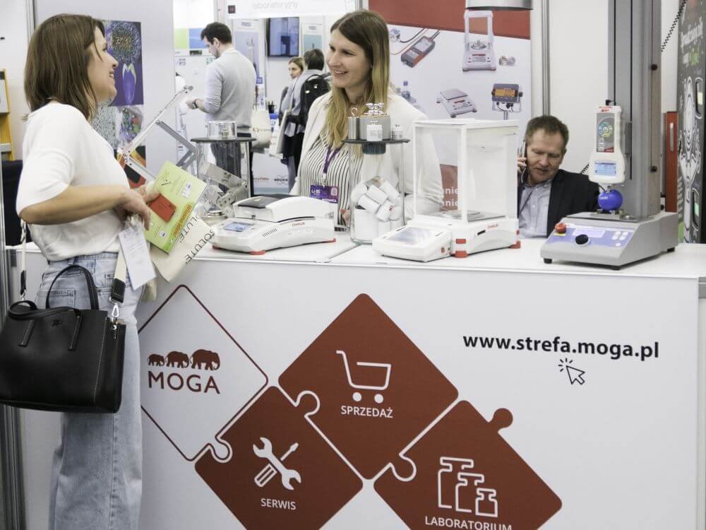 Stoisko MOGA na targach branżowych &ndash; prezentacja wag laboratoryjnych, serwisu i oferty dla przemysłu.